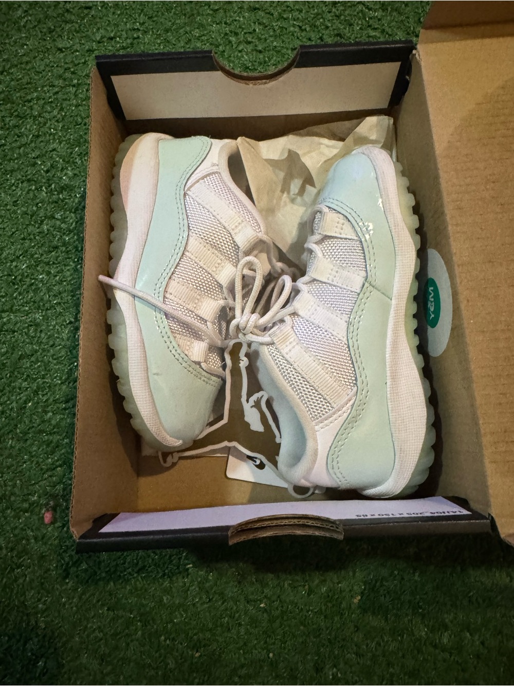 Jordan 11 Retro Low Box - White and igloo